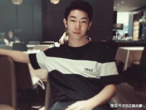 直播间吃瓜主播男主播视频,揭秘男主播的幕后故事